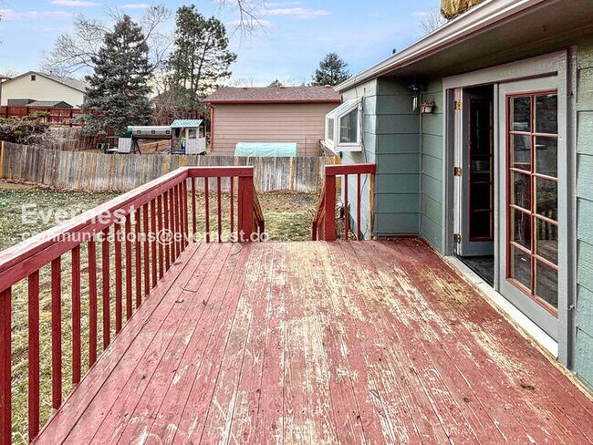 Building Photo - 4 Bed/2 Bath Home with Fenced Yard & Garage / Available Now!