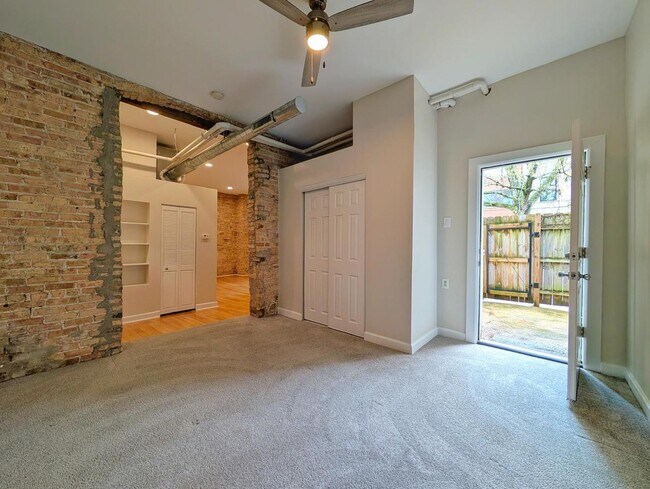 Building Photo - 2048 W Evergreen Ave