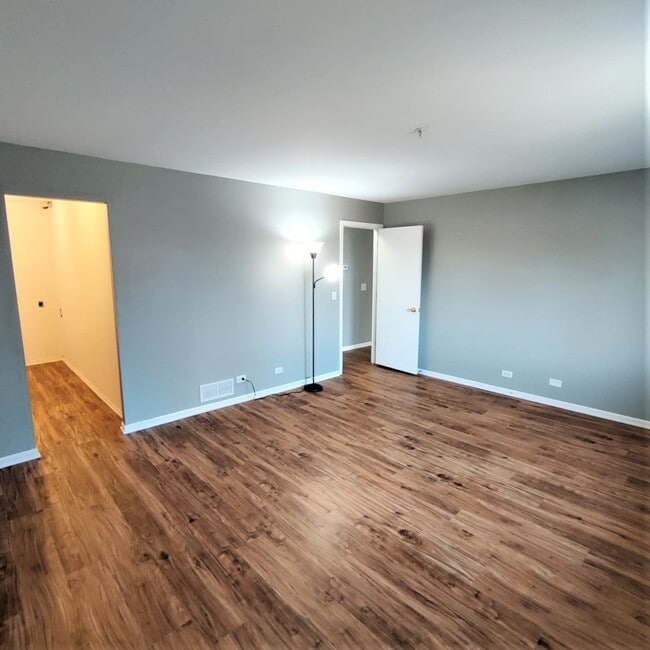 Building Photo - 21W581 North Ave