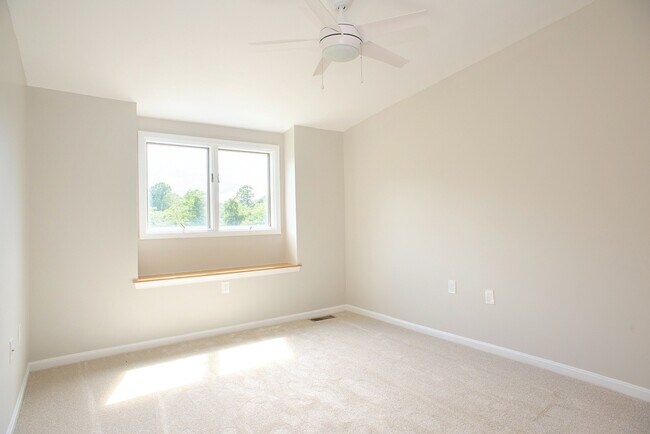 Building Photo - Townhome in the desired Chesapeake Harbour!!!