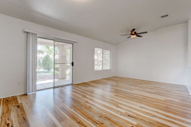 Building Photo - Beautiful 2 Bedroom Home Backing to Greenbelt