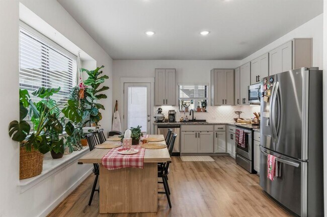 Building Photo - 159 Threshing Rd