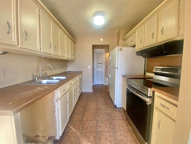 Building Photo - 3 bed 1 bath near WYCA now available