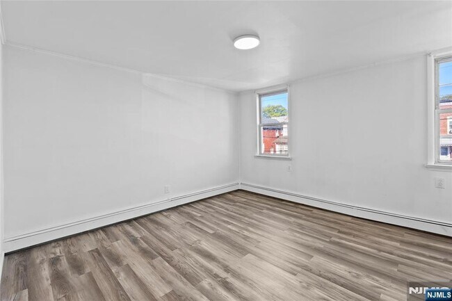 Building Photo - 676 Chestnut St
