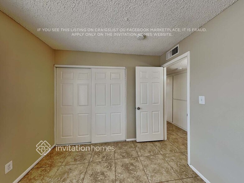 Building Photo - 8527 W Vale Dr