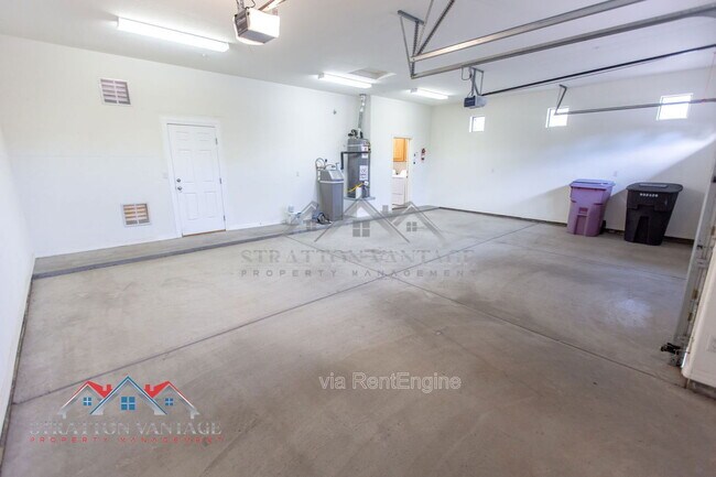 Building Photo - 9562 E Cavalry Dr