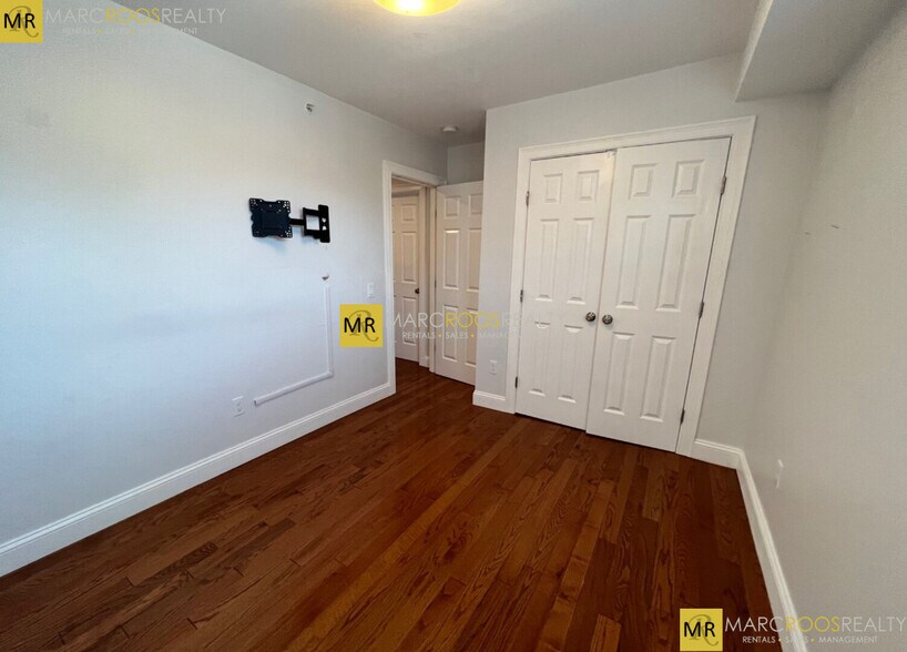 Building Photo - 230 Maverick St