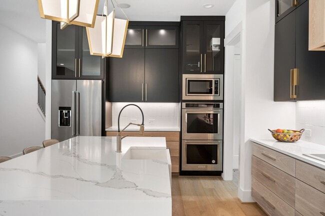 Building Photo - Custom 5 bedroom, 5 bathroom home with Woo...