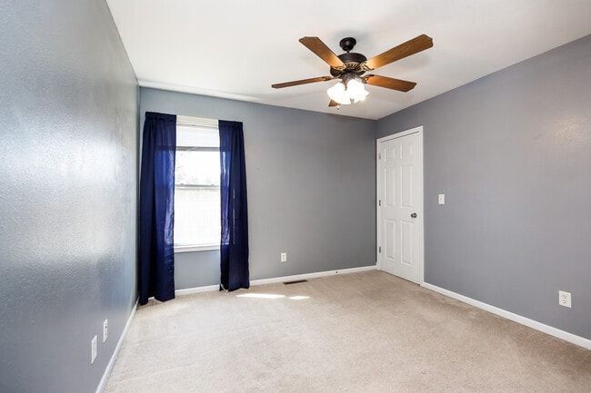 Building Photo - 338 16th St Cir