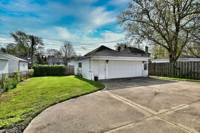 Building Photo - 861 S Hawthorne Ave
