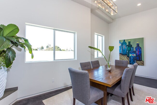 Building Photo - 615 6th Ave