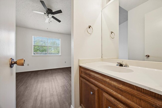 Building Photo - 704 Rollingway Dr