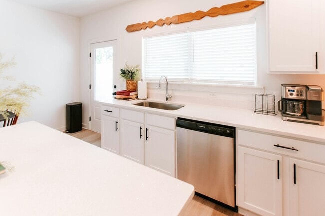 Building Photo - 284 Bailey St