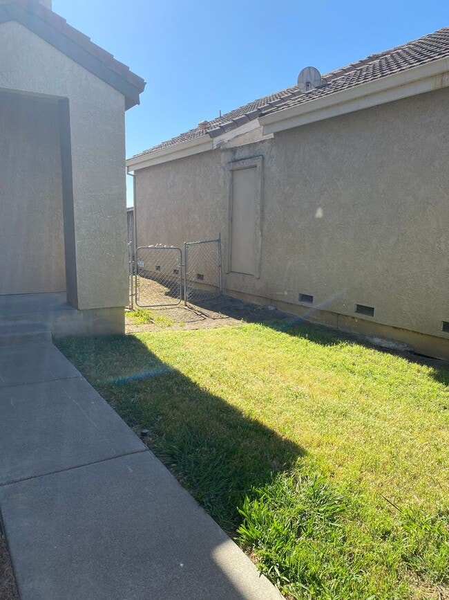 Building Photo - 2 Primary Bedrooms - Close to Travis Air Base - with No Rear Neighbors!