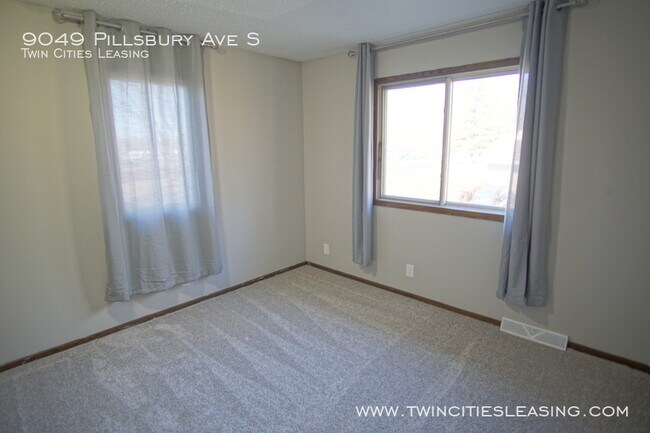 Building Photo - 3 Bedrooms Top Level w/ Full Bath - 2 Car ...