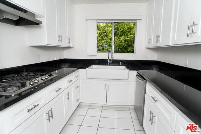 Building Photo - 416 N Oakhurst Dr