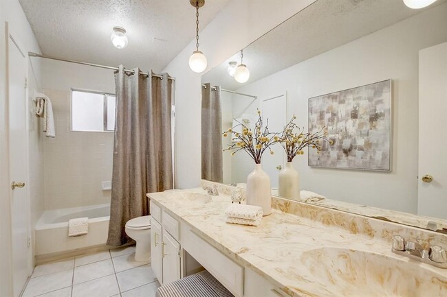 Building Photo - 9717 Meadowheath Dr