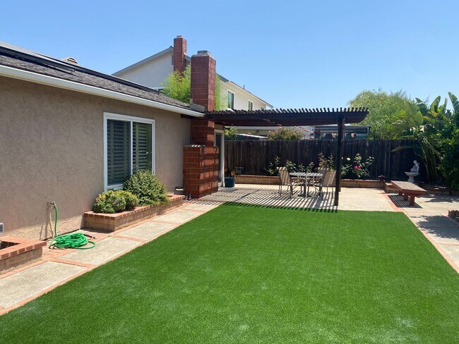 Building Photo - 3 Bedroom Home - Centrally Located with So...