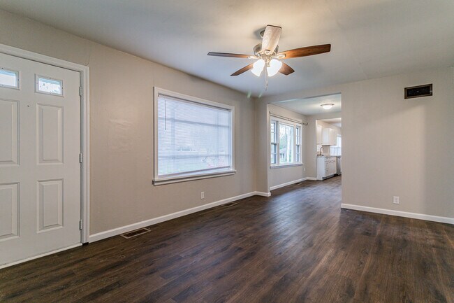 Building Photo - 210 S Victor St