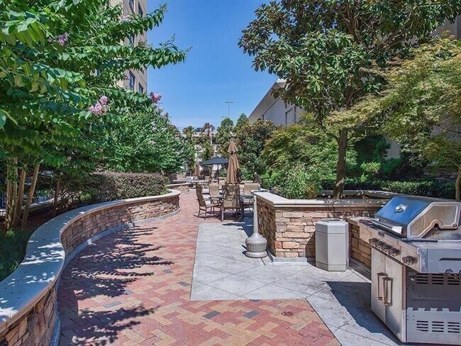 Building Photo - 3040 Peachtree Rd NW