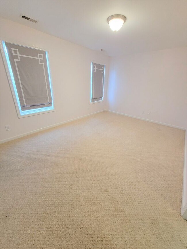 Building Photo - Stunning Willoughby Park Home