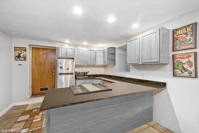 Building Photo - 2305 N Oakley Ave