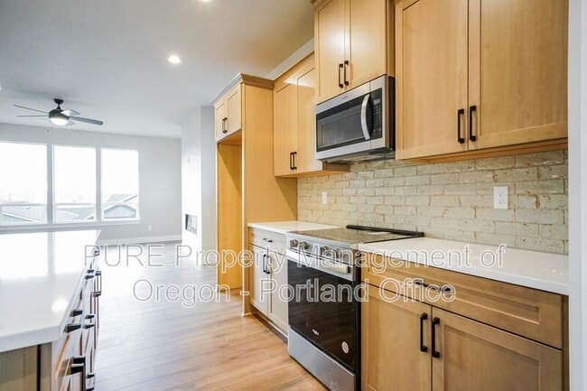 Building Photo - 2659 NE Justus Ave