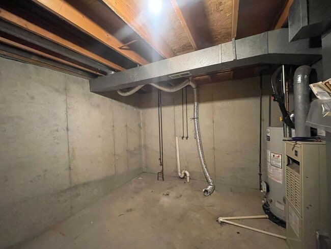 Building Photo - Townhome with central air and a garage!