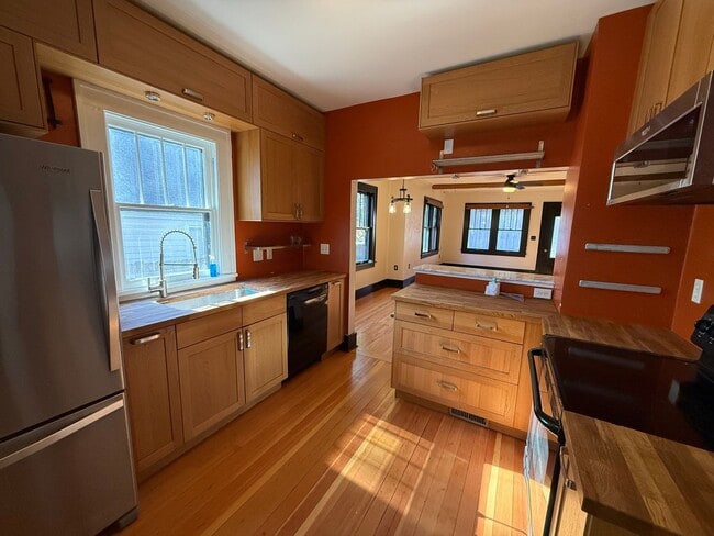 Building Photo - 2 Bed | 2 Bath | Single-Family Home