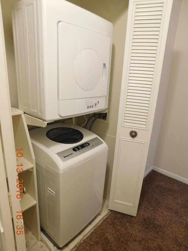 Building Photo - 444 N Fox Hills Dr