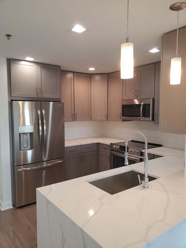 Building Photo - Renovated, centrally located and with lots of amenities (& great views) describes this 11th fl, 2...