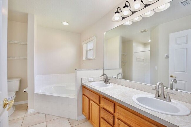 Building Photo - Beautiful 4/2 Pool Home with a Covered Pat...