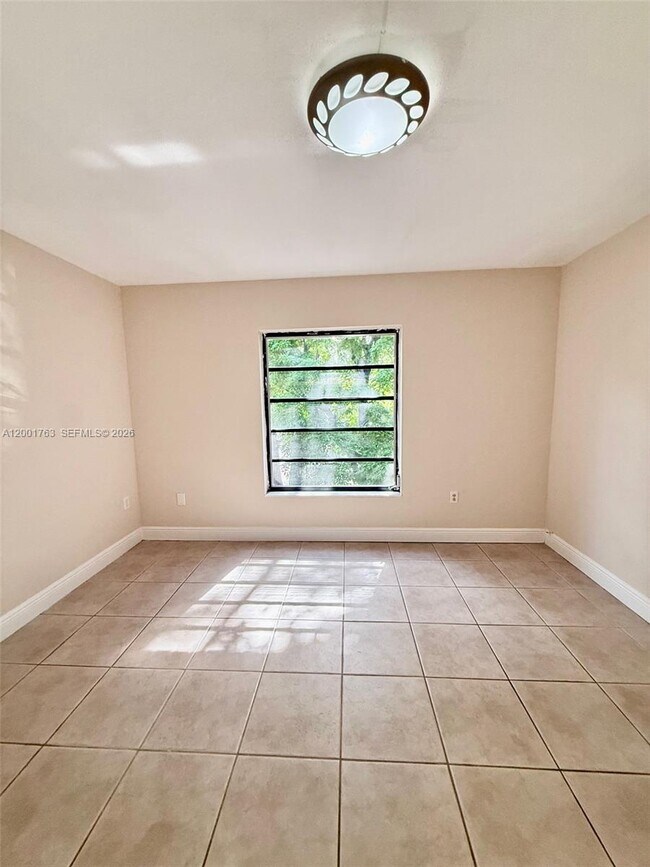 Building Photo - 10403 N Kendall Dr