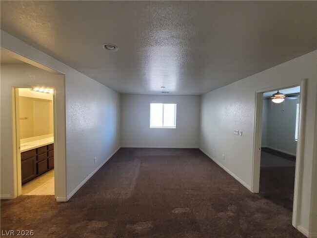 Building Photo - 2409 W Gilmore Ave