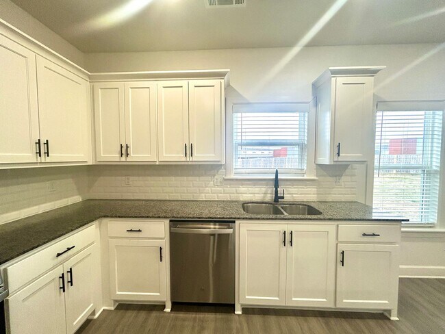 Building Photo - Centerton Home Available NOW! 4 bed, 2 full bath no carpet home. LARGE fenced backyard