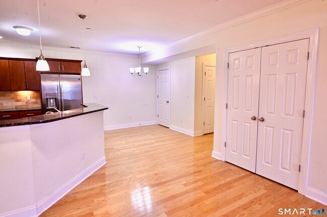 Building Photo - 95 South Ridge Lane