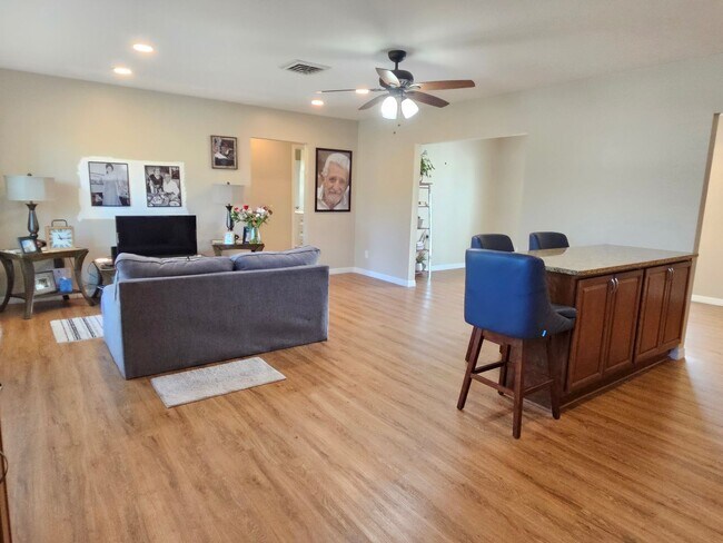 Building Photo - Annual Unfurnished 2 Bedroom 2 Bathroom Single Family Home in South Venice!