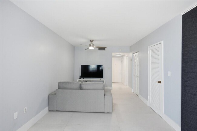 Building Photo - 2899 Collins Ave