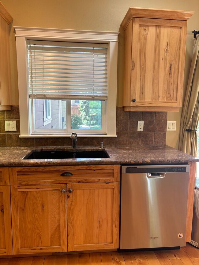 Building Photo - 3 Bed 2 Bath Single level - Fenced Yard-No...