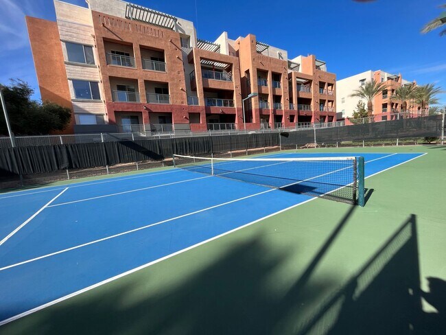Building Photo - 1 bed, 1 bath condo in guard gated community!