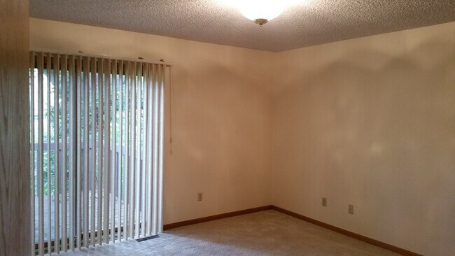 Building Photo - Spacious Four Bedroom House in NE Iowa City Neighborhood