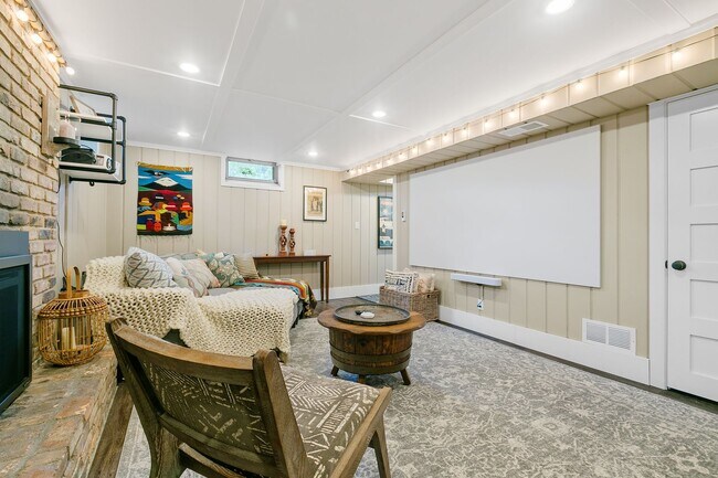 Building Photo - Charming 3 Bedroom Home Golden Valley