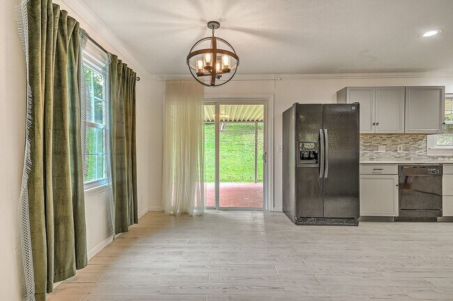 Building Photo - Beautiful split foyer home in Colonial Hei...