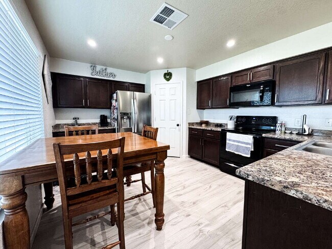 Building Photo - "Spacious 3 Beds, 2 baths Home with Inviti...