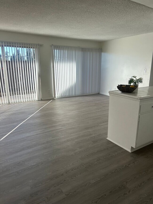 Building Photo - Bright 1 Bed / 1 Bath with Balcony & Pool – Central AC – Pet Friendly!