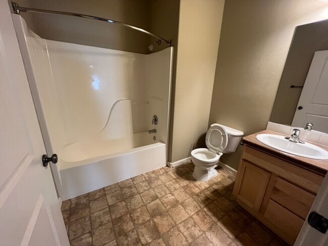 Building Photo - Single level home in NE Bend off Cooley!
