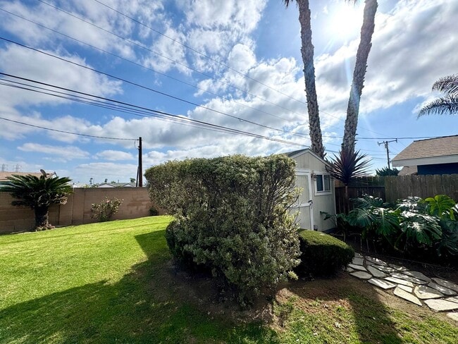 Building Photo - Updated 2 Bed, 1 Bath Home with Detached Office Space