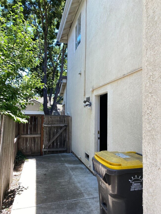 Building Photo - Two Story, Three Bedrooms, Two And A Half Bathrooms In Brookside