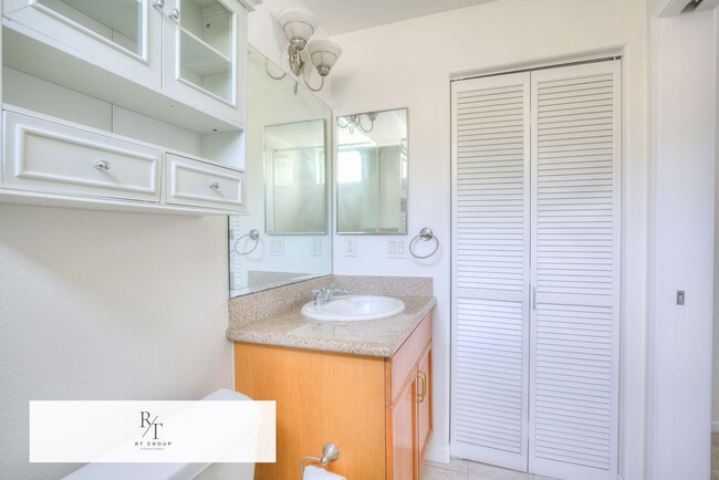 Building Photo - Luxurious Modern Condo in Alhambra