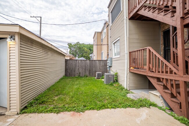 Building Photo - 1640 N Linder Ave